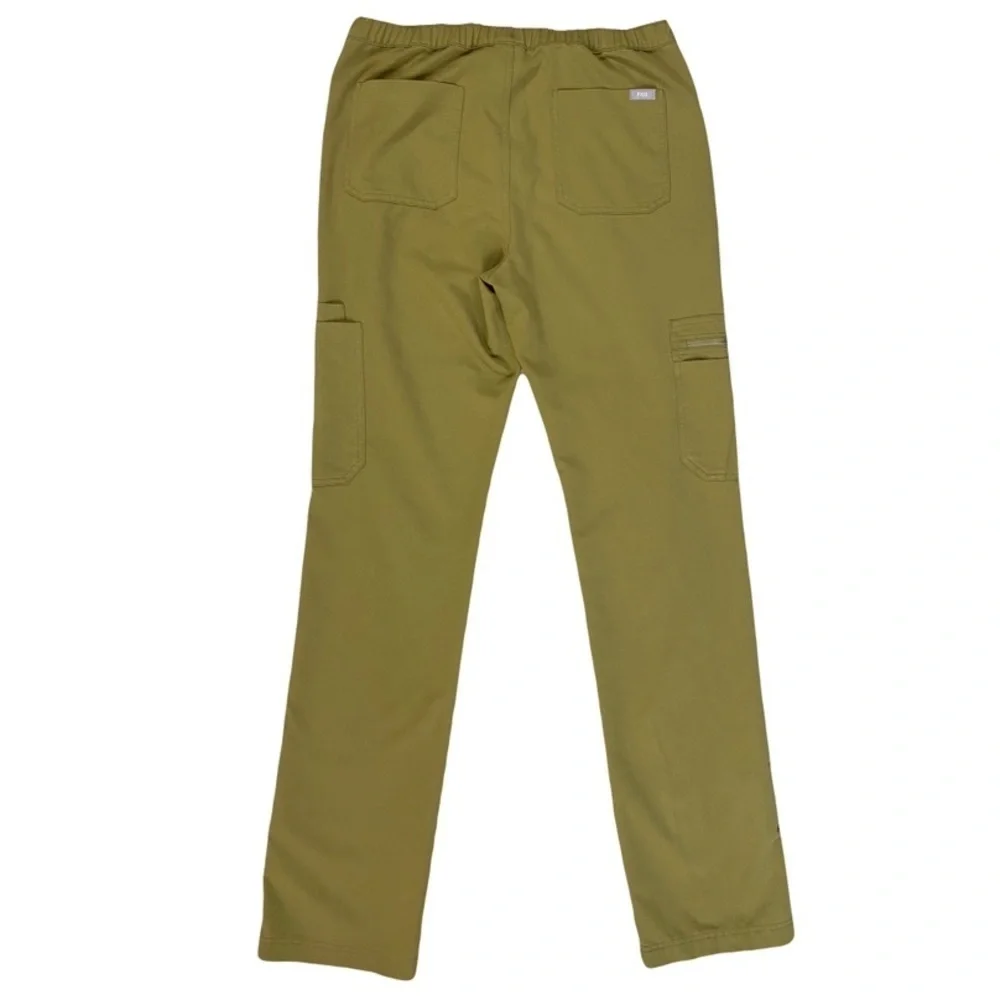 FIGS Cario cargo Scrub bottoms in Olive Green - Mens size ST Small Tall